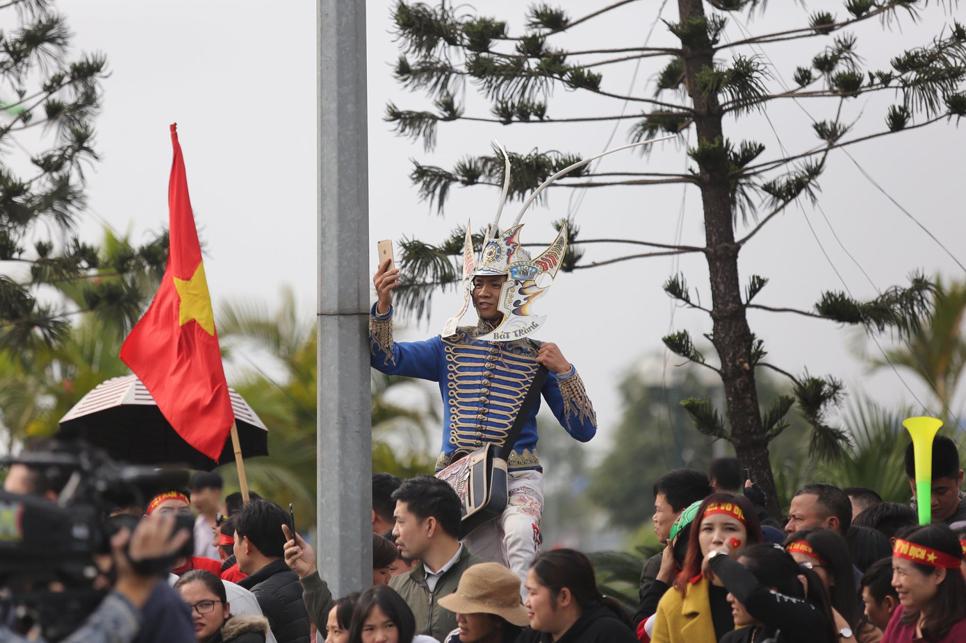 Đội tuyển Việt Nam về tới sân bay Nội Bài ảnh 16