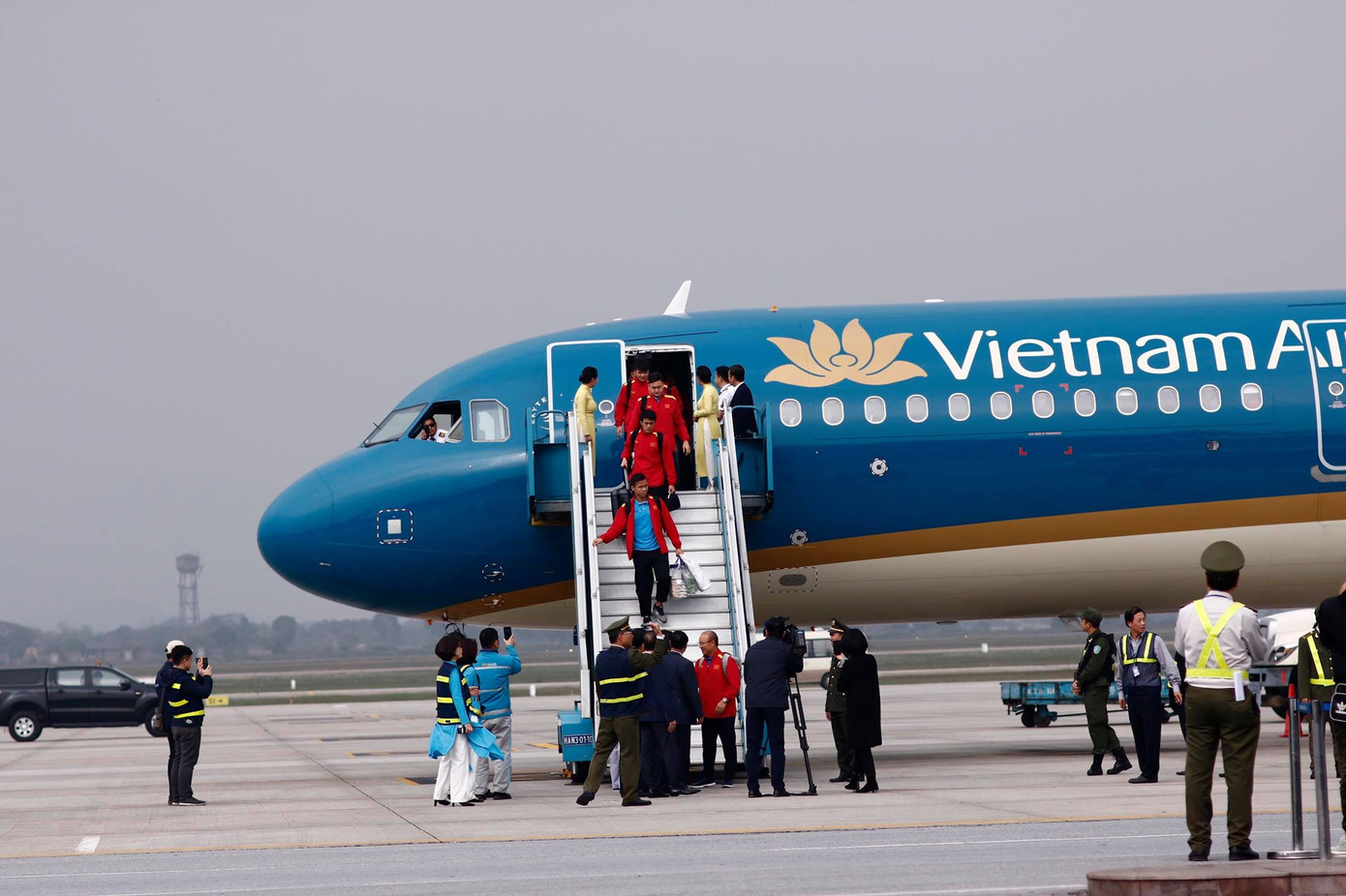 Đội tuyển Việt Nam về tới sân bay Nội Bài ảnh 17