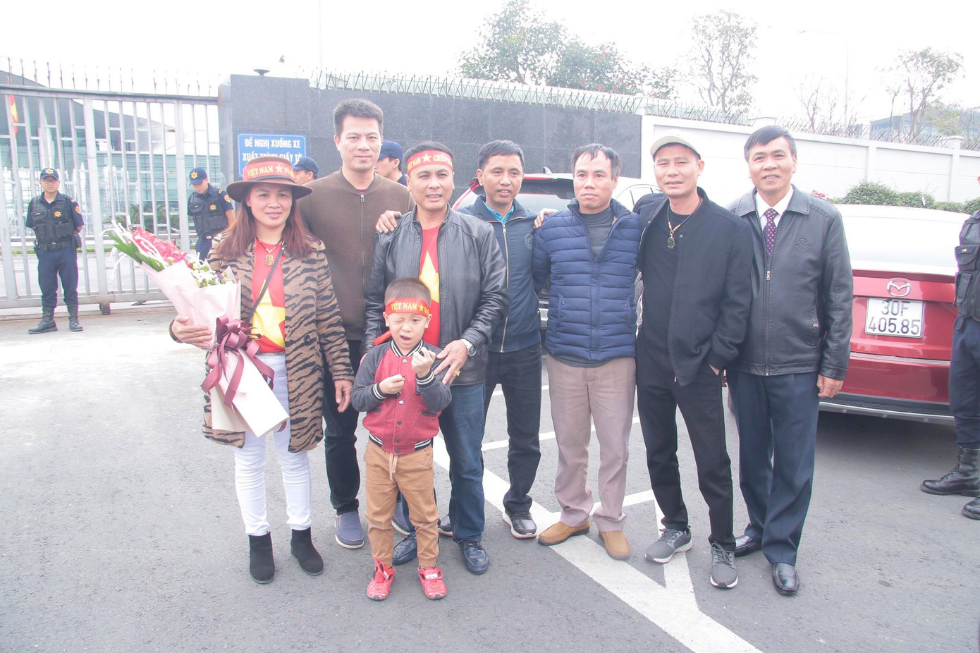 Gia đình Quang Hải ở sân bay Nội Bài 