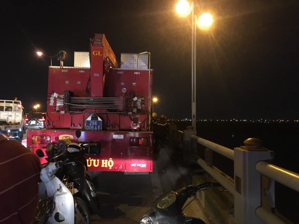 Hiện trường vụ xe container tông hàng loạt xe máy trên cầu Thanh Trì ảnh 7