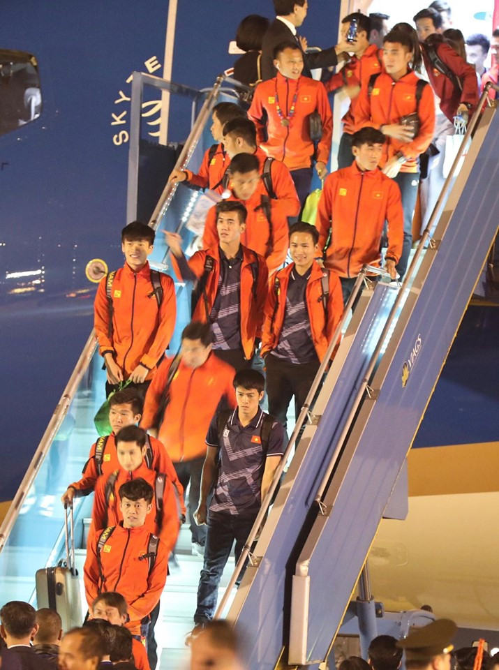 Các nhà vô địch SEA Games về đến Hà Nội ảnh 13