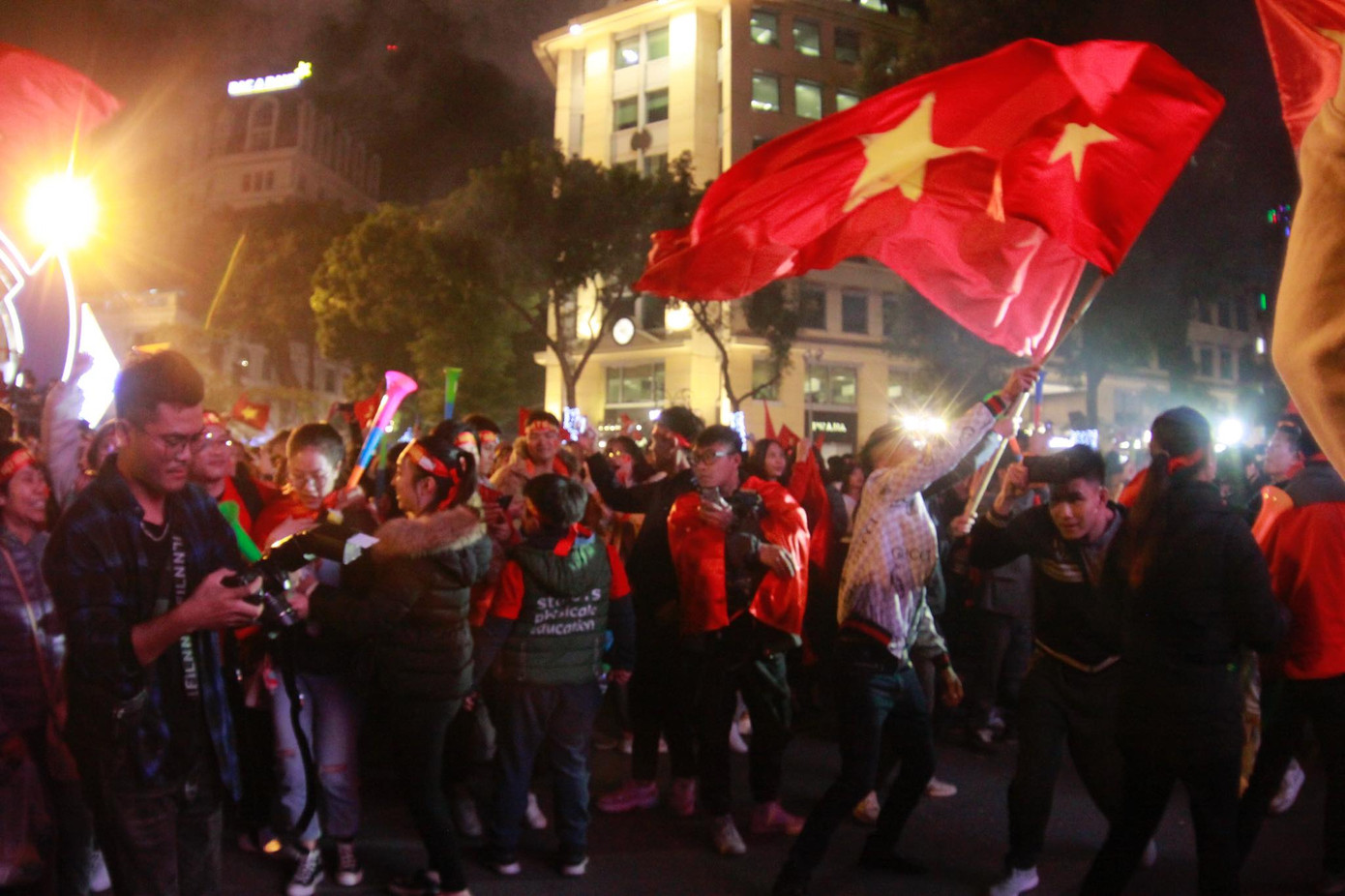 Triệu người xuống đường, phố phường rợp cờ ăn mừng U22 Việt Nam vô địch ảnh 42