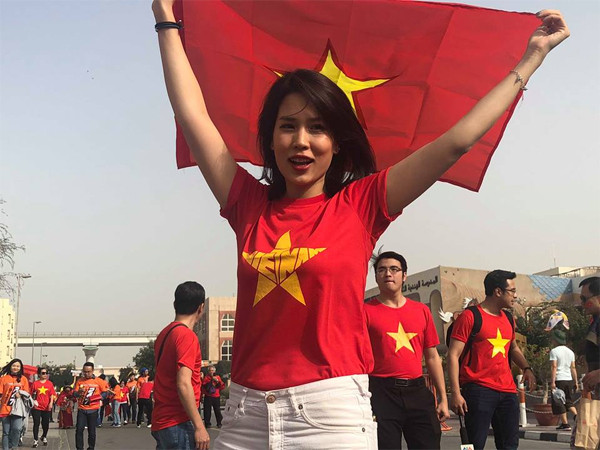 'Đại gia' đeo hàng chục kg vàng cổ vũ tuyển Việt Nam ảnh 13