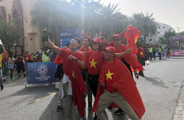 'Đại gia' đeo hàng chục kg vàng cổ vũ tuyển Việt Nam ảnh 14