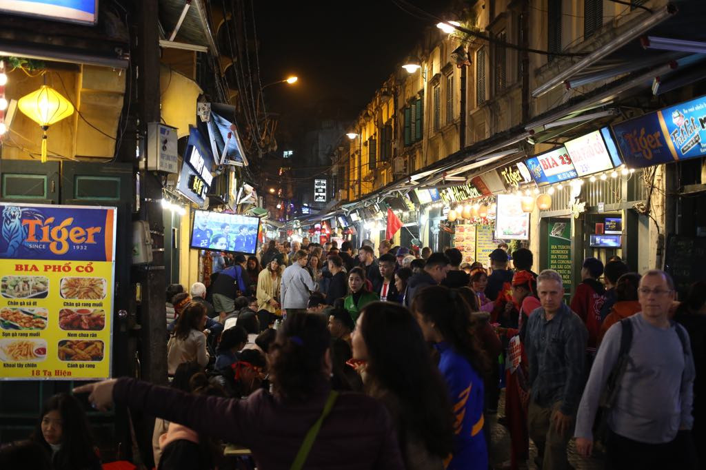 'Đại gia' đeo hàng chục kg vàng cổ vũ tuyển Việt Nam ảnh 5