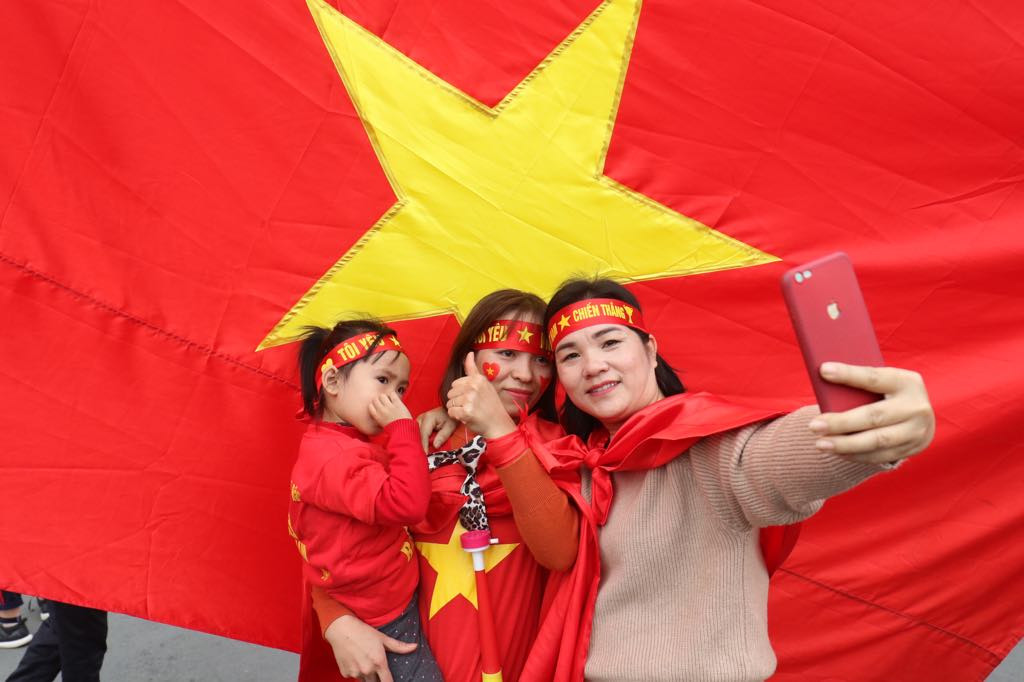 Đội tuyển Việt Nam về tới sân bay Nội Bài ảnh 32