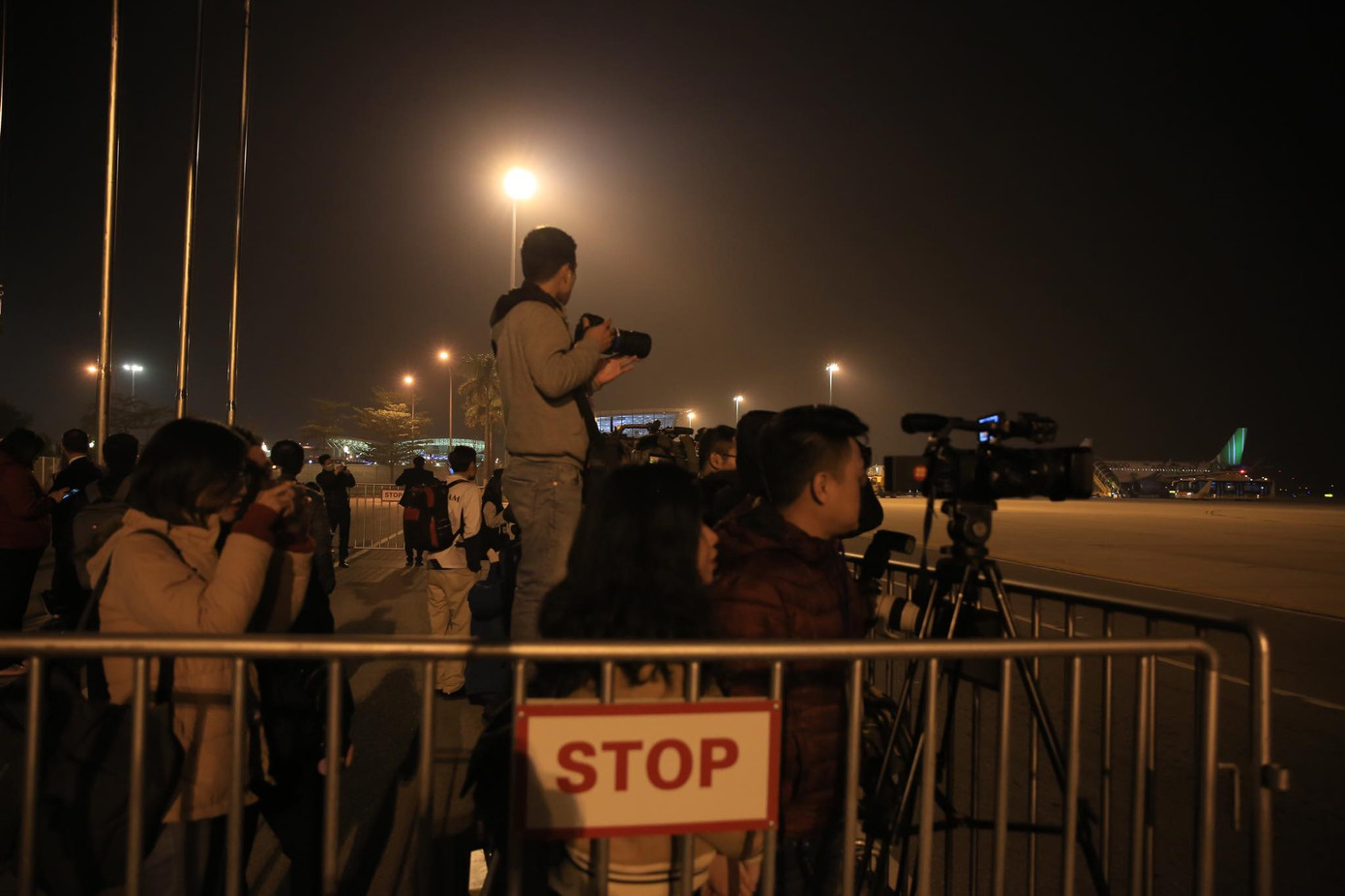 Các nhà vô địch SEA Games về đến Hà Nội ảnh 20