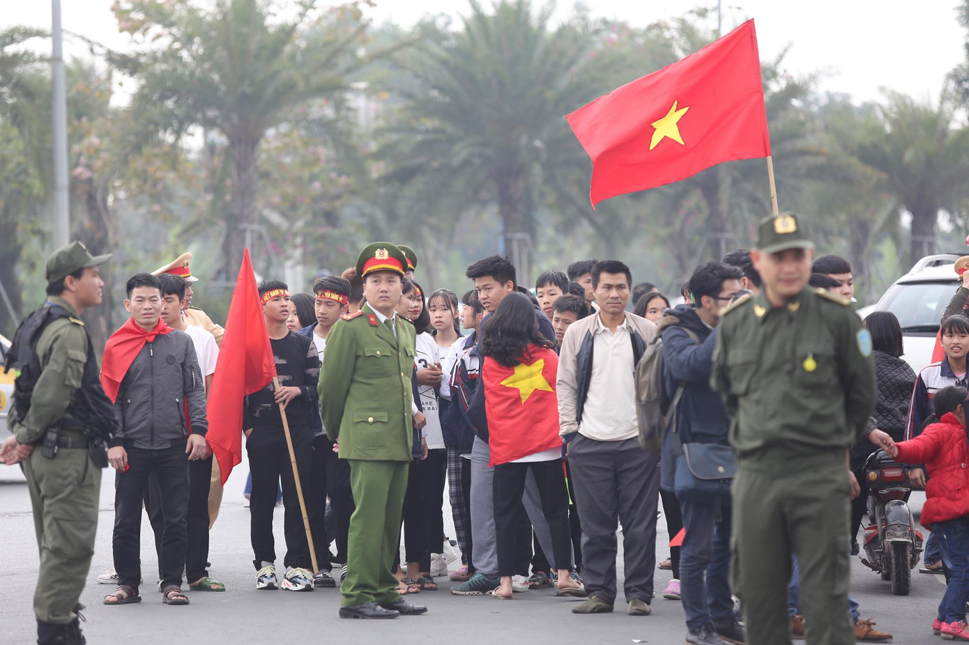 Đội tuyển Việt Nam về tới sân bay Nội Bài ảnh 24