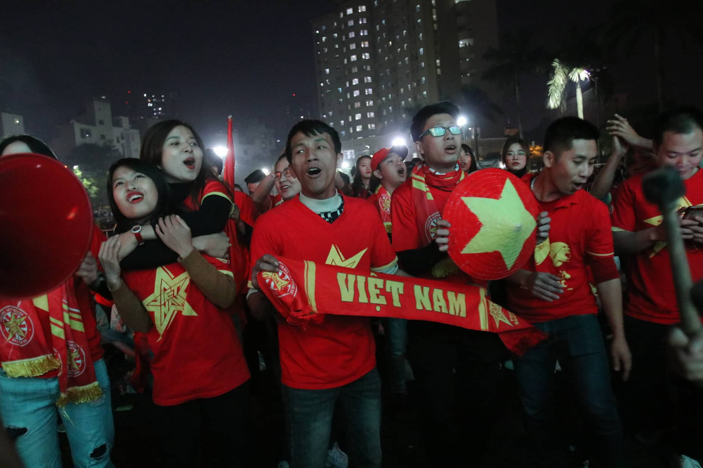 Triệu cổ động viên hò reo ăn mừng U22 Việt Nam vô địch SEA Games 30 ảnh 16