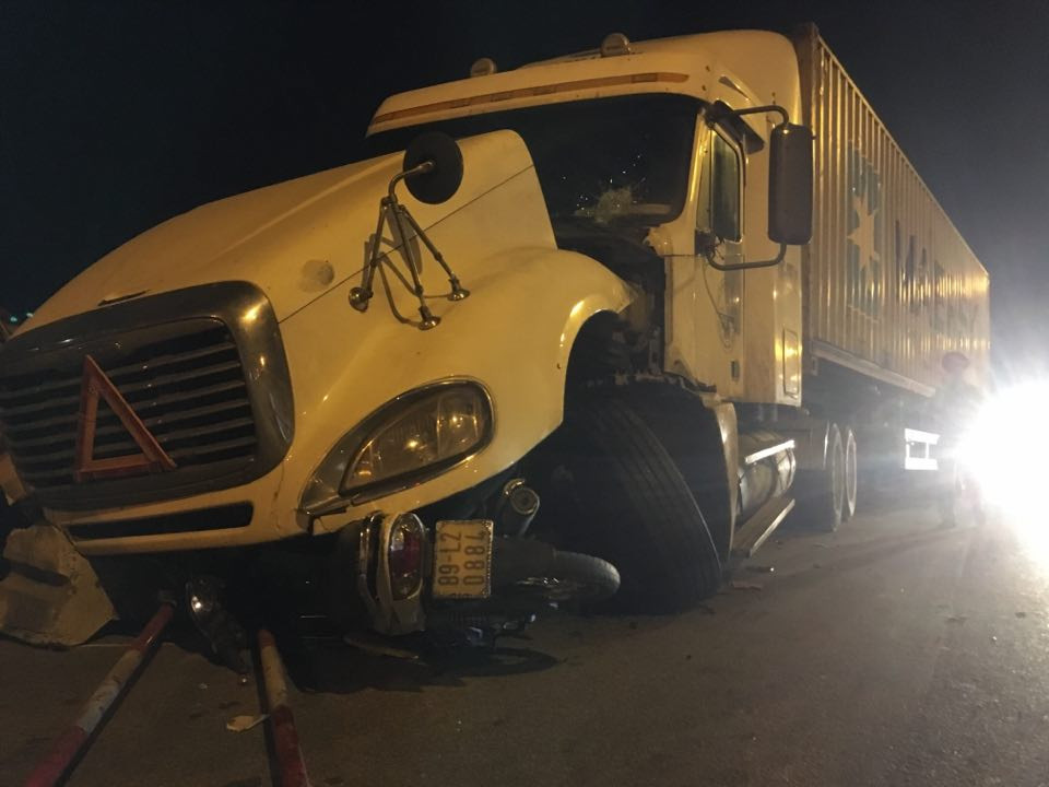 Hiện trường vụ xe container tông hàng loạt xe máy trên cầu Thanh Trì ảnh 4