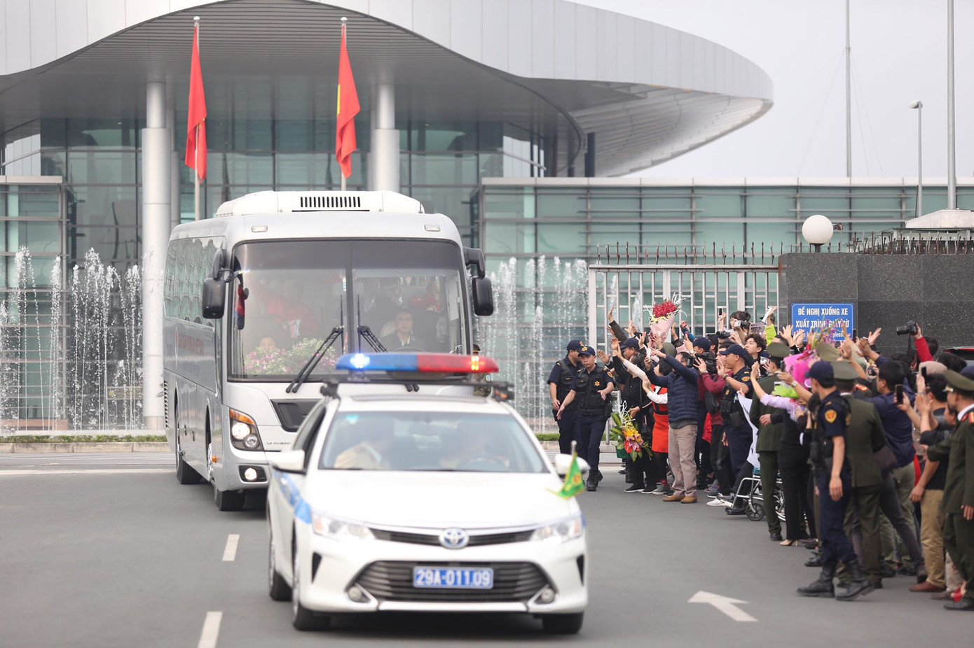 Đoàn xe chở đội tuyển rời sân bay Nội Bài