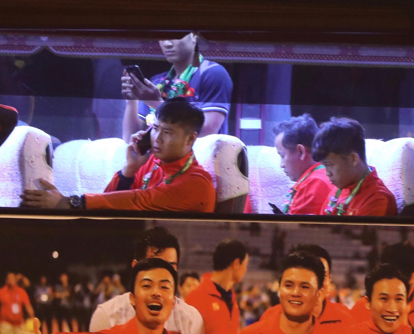 Các nhà vô địch SEA Games về đến Hà Nội ảnh 10