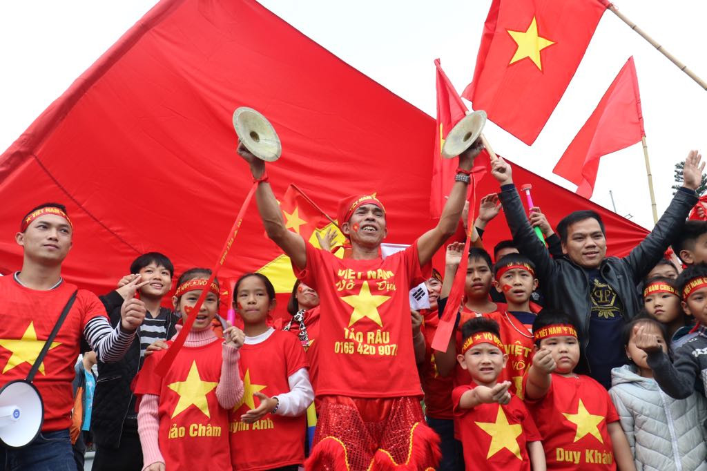 Đội tuyển Việt Nam về tới sân bay Nội Bài ảnh 30