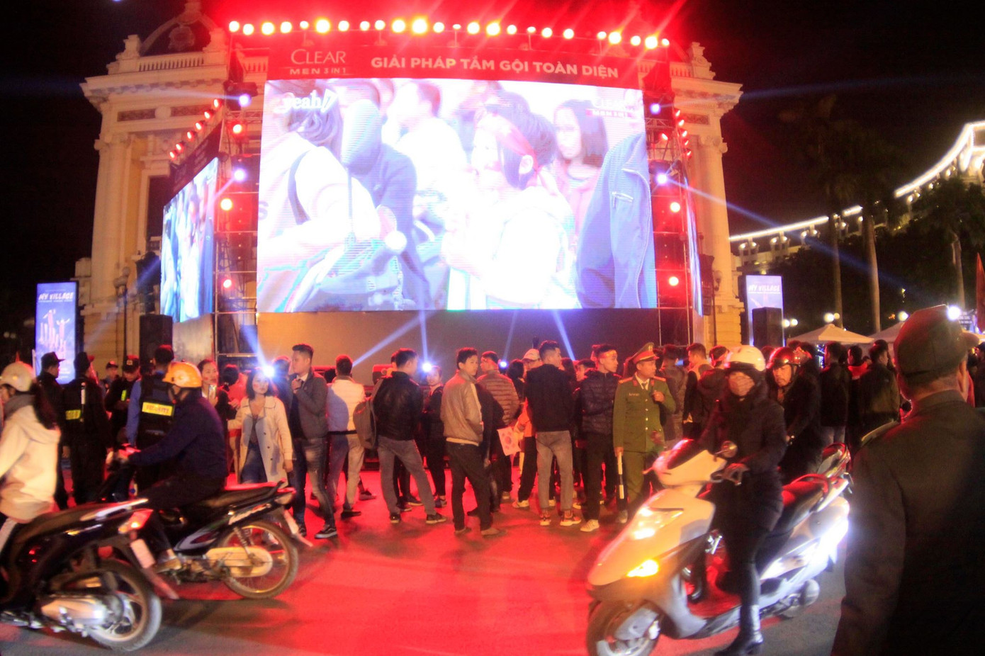 Triệu cổ động viên hò reo ăn mừng U22 Việt Nam vô địch SEA Games 30 ảnh 54