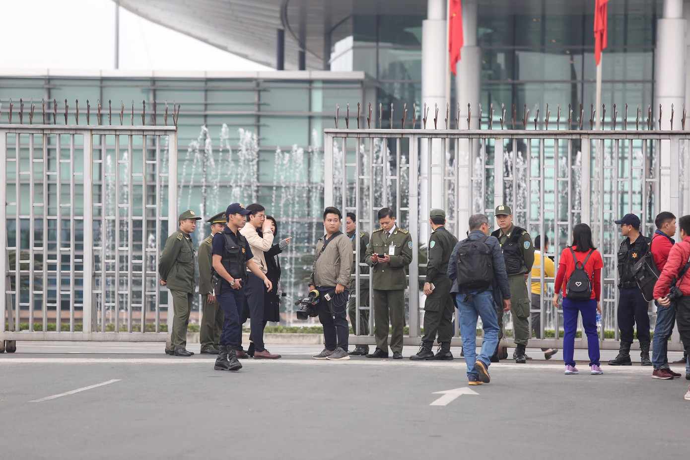 Đội tuyển Việt Nam về tới sân bay Nội Bài ảnh 23