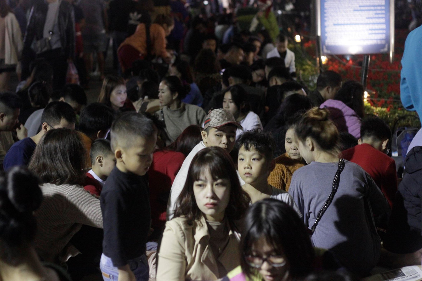 Pháo hoa rực sáng bầu trời chào đón năm mới Kỷ Hợi ảnh 23