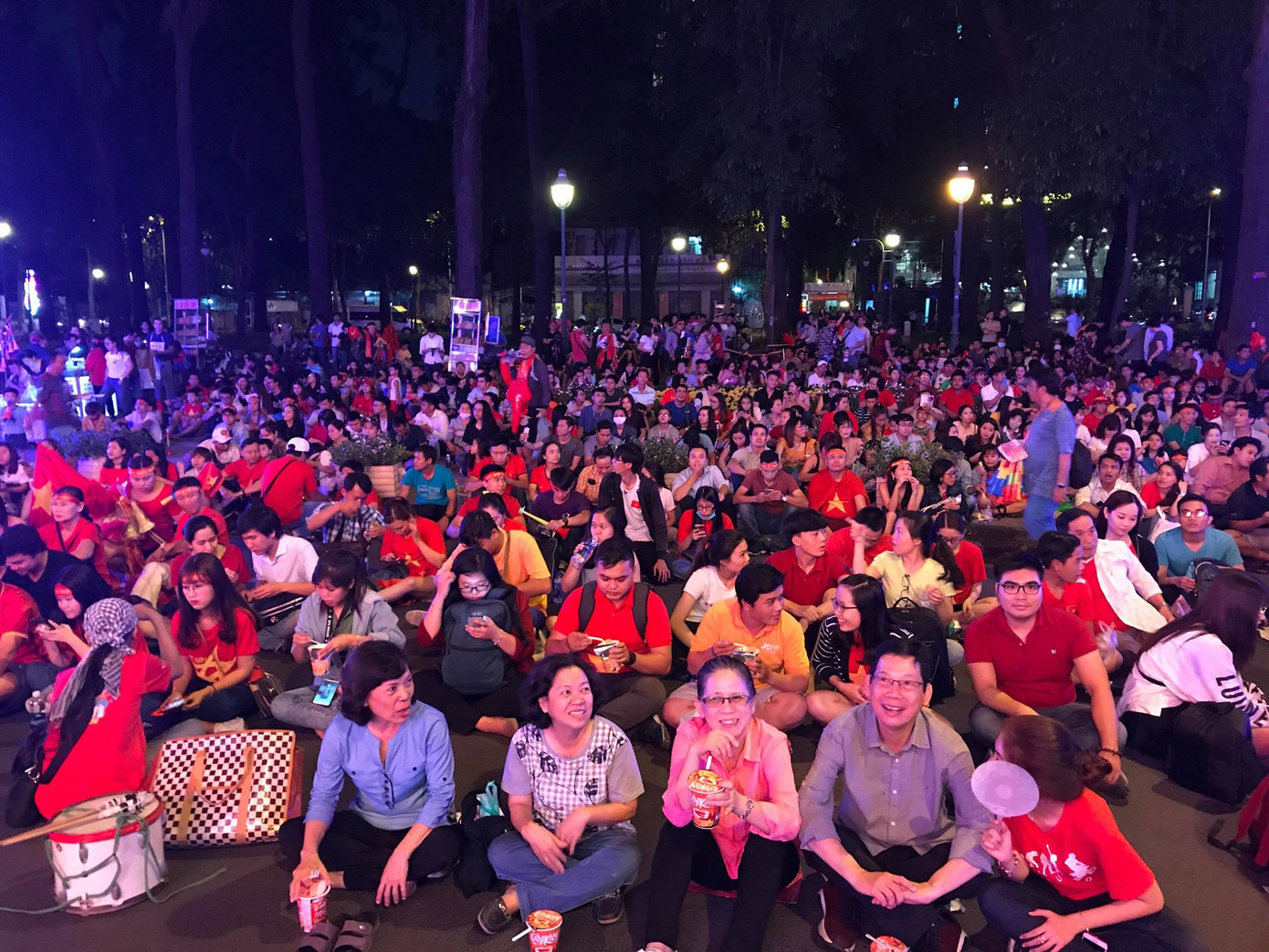 'Đại gia' đeo hàng chục kg vàng cổ vũ tuyển Việt Nam ảnh 9