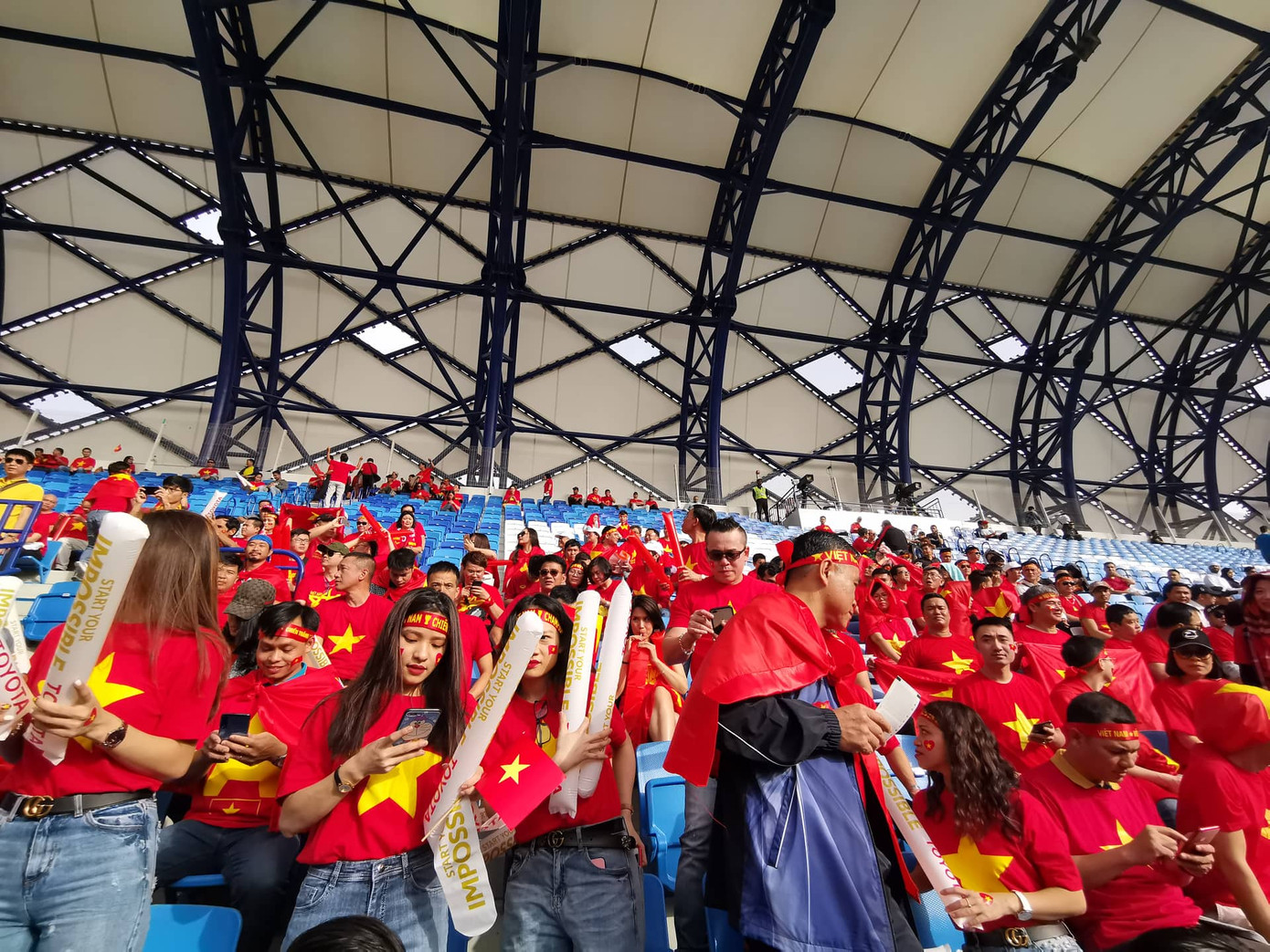 'Đại gia' đeo hàng chục kg vàng cổ vũ tuyển Việt Nam ảnh 7