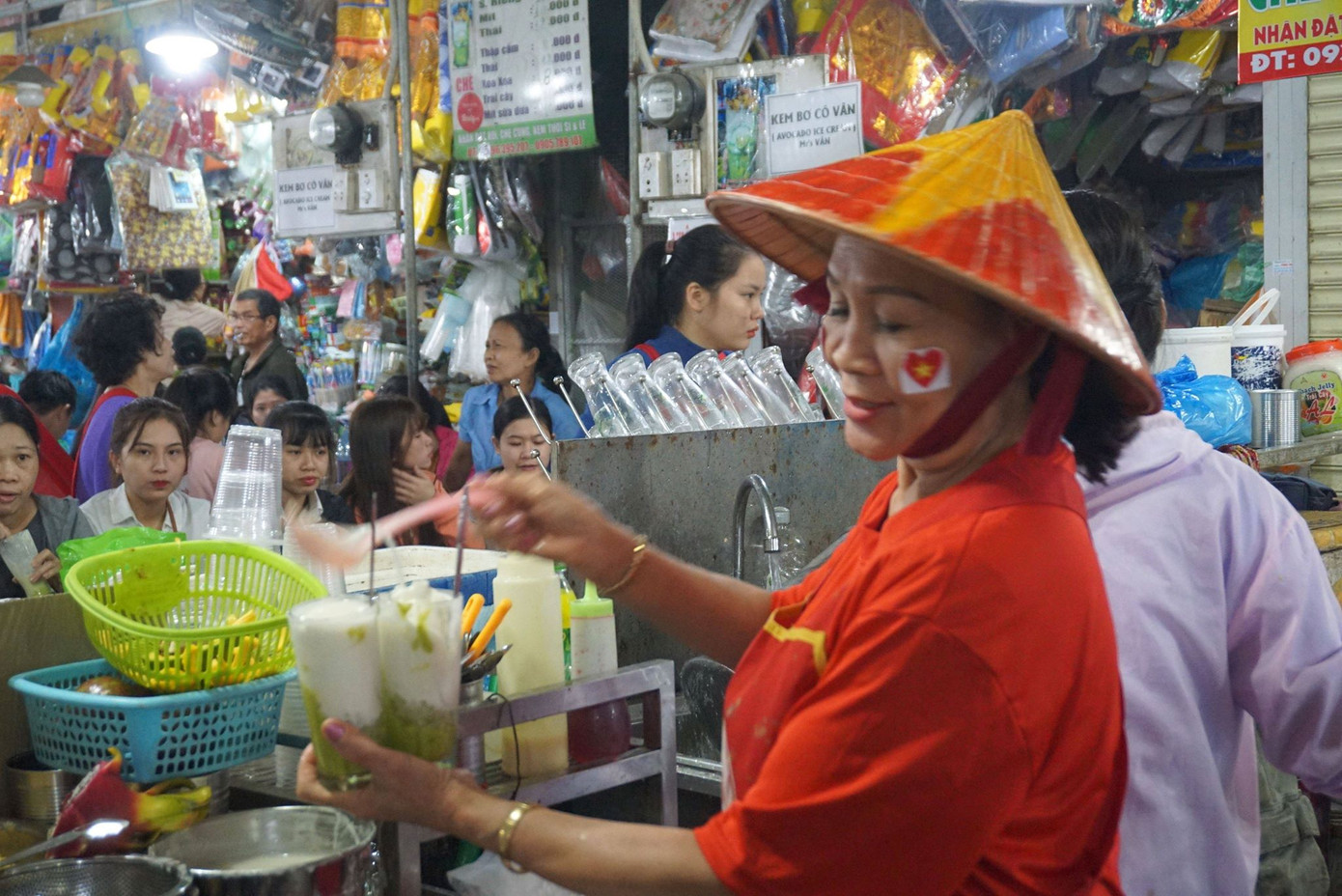 'Đại gia' đeo hàng chục kg vàng cổ vũ tuyển Việt Nam ảnh 12