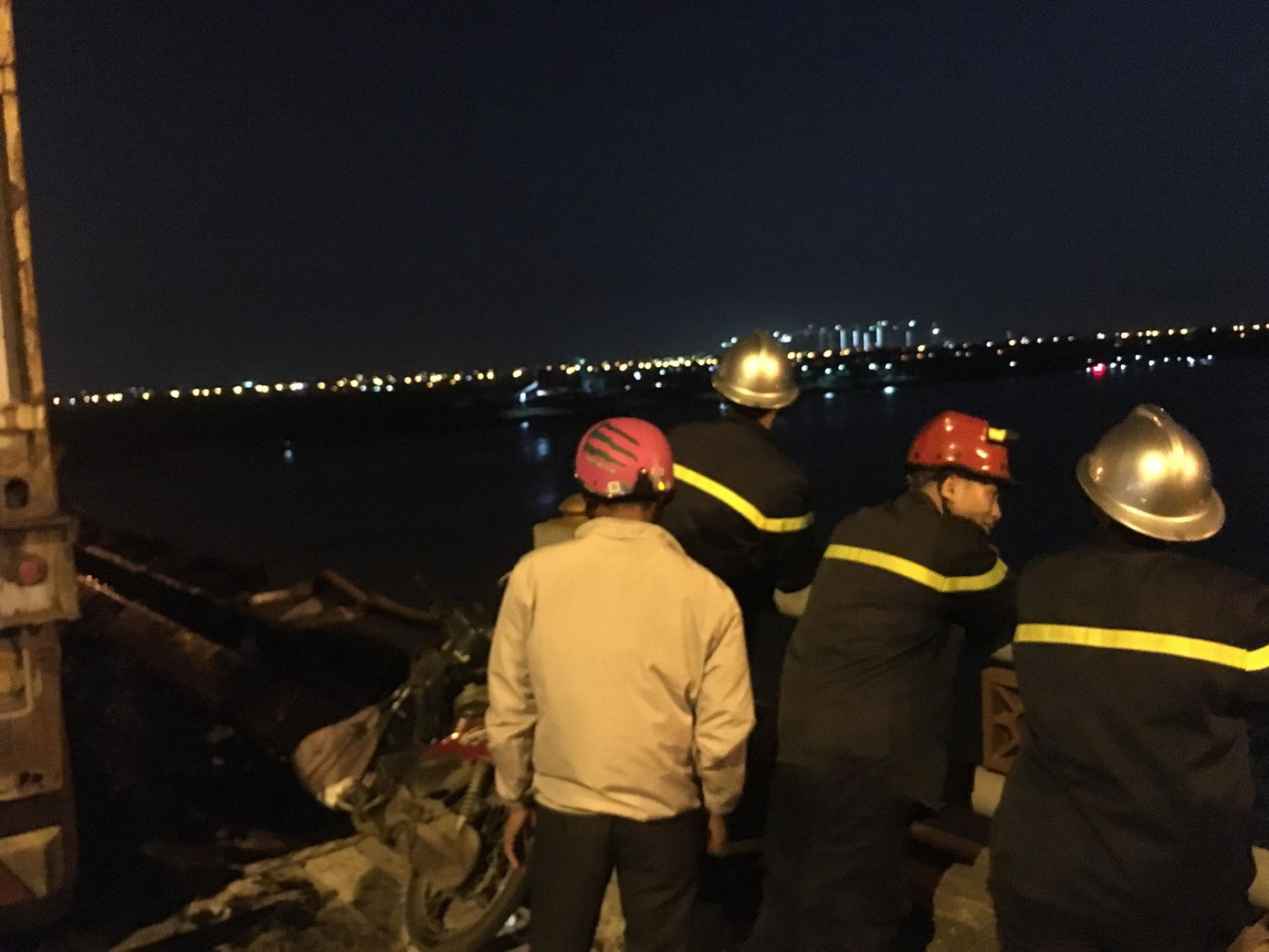 Hiện trường vụ xe container tông hàng loạt xe máy trên cầu Thanh Trì ảnh 8