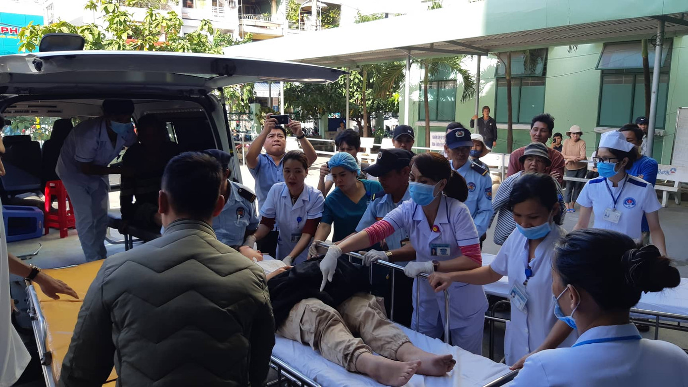 Xe chở hàng chục sinh viên rơi xuống vực sâu khi vượt đèo Hải Vân ảnh 17