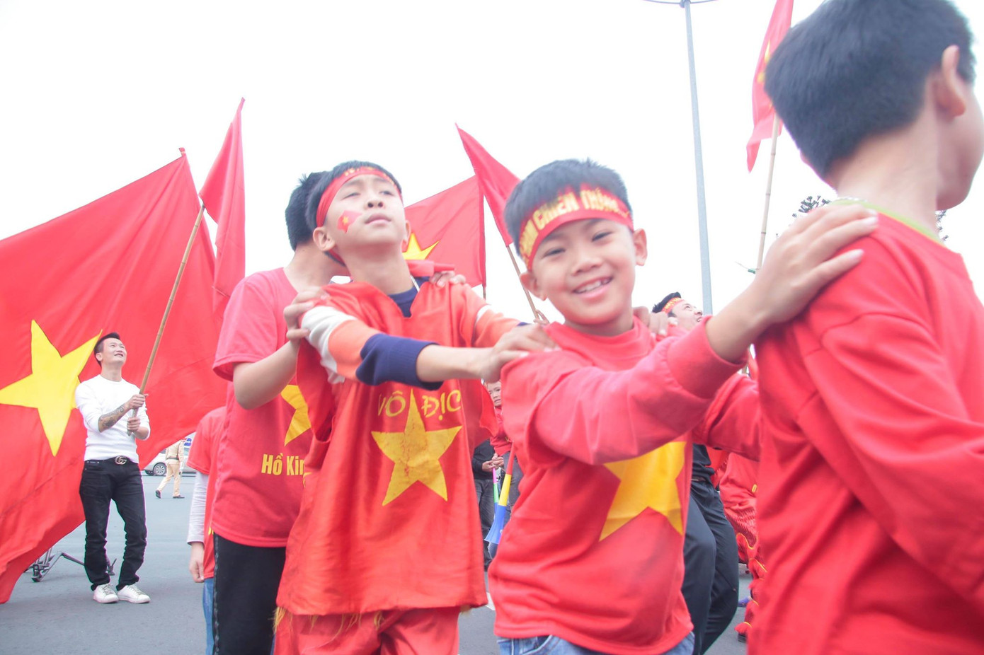 Đội tuyển Việt Nam về tới sân bay Nội Bài ảnh 34