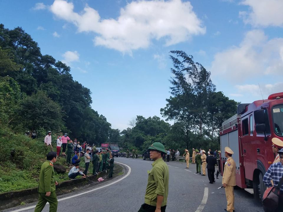 Xe chở hàng chục sinh viên rơi xuống vực sâu khi vượt đèo Hải Vân ảnh 14