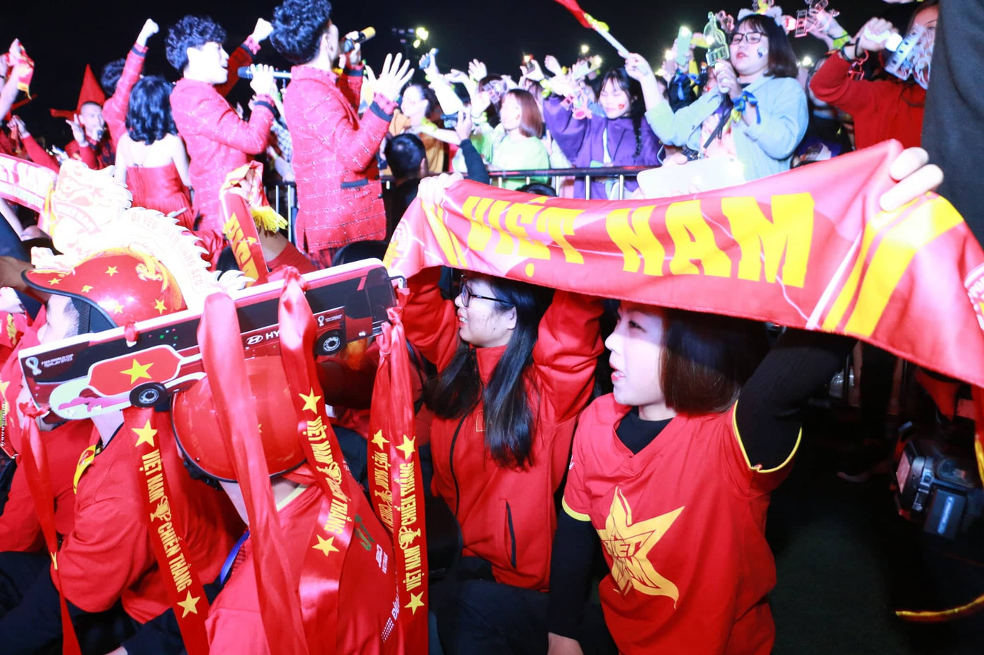 Triệu cổ động viên hò reo ăn mừng U22 Việt Nam vô địch SEA Games 30 ảnh 50