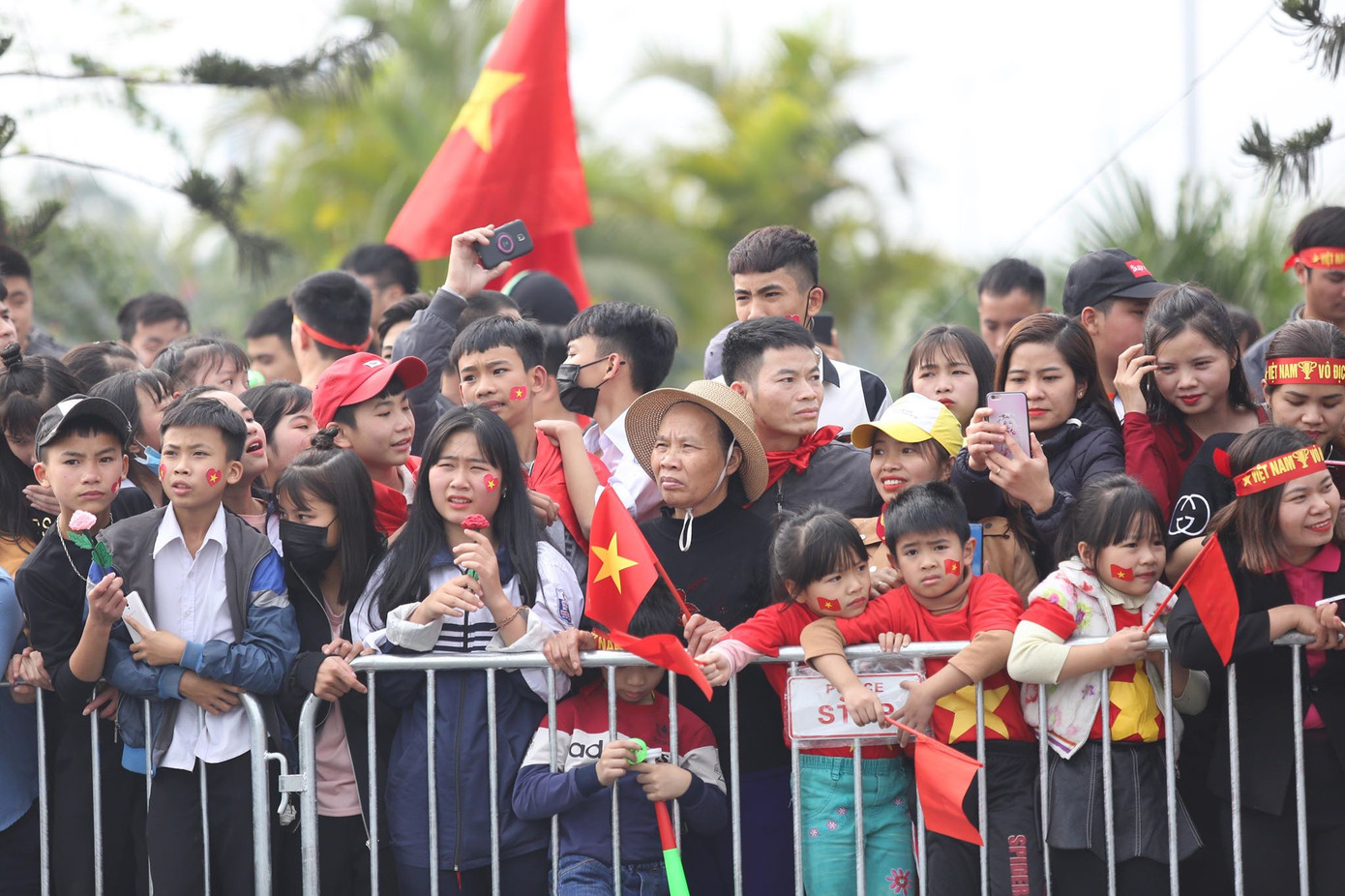 Đội tuyển Việt Nam về tới sân bay Nội Bài ảnh 12