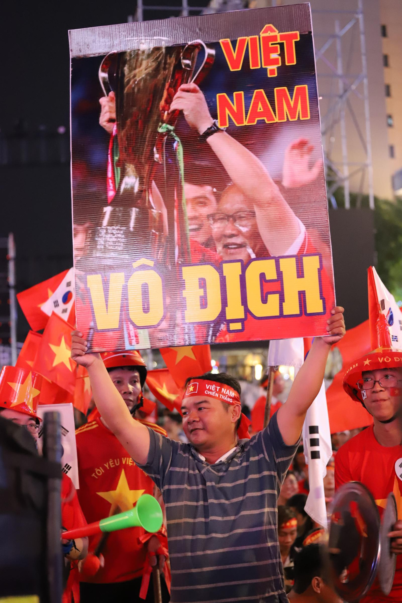 Triệu cổ động viên hò reo ăn mừng U22 Việt Nam vô địch SEA Games 30 ảnh 33