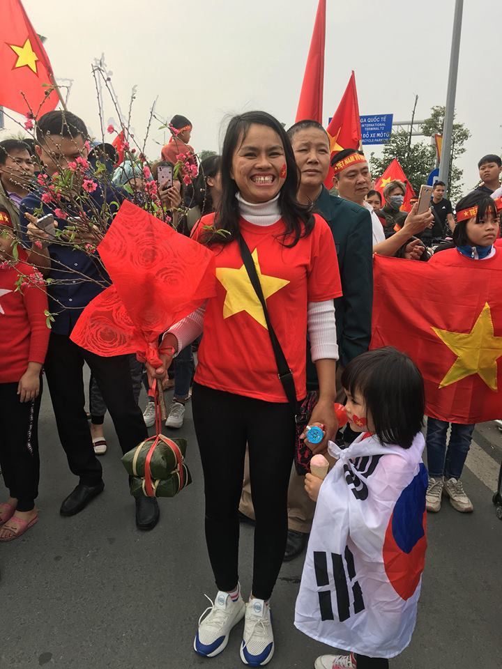 CĐV mang theo bánh chưng, cành đào ra sân bay đón các tuyển thủ