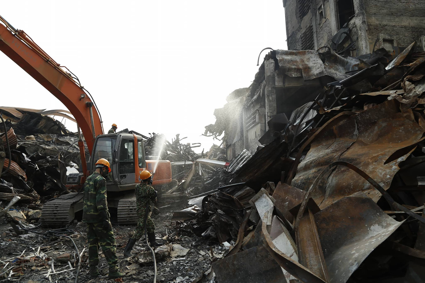 Mục kích bộ đội Hóa học tổng lực tiêu độc nhà kho Rạng Đông ảnh 3