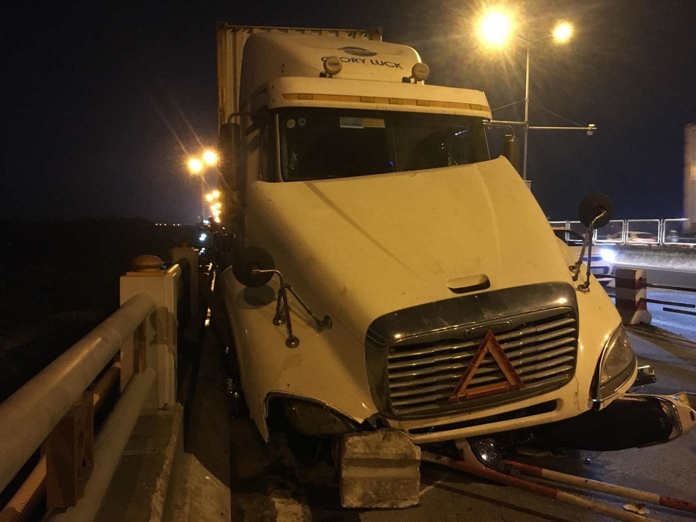 Hiện trường vụ xe container tông hàng loạt xe máy trên cầu Thanh Trì ảnh 2