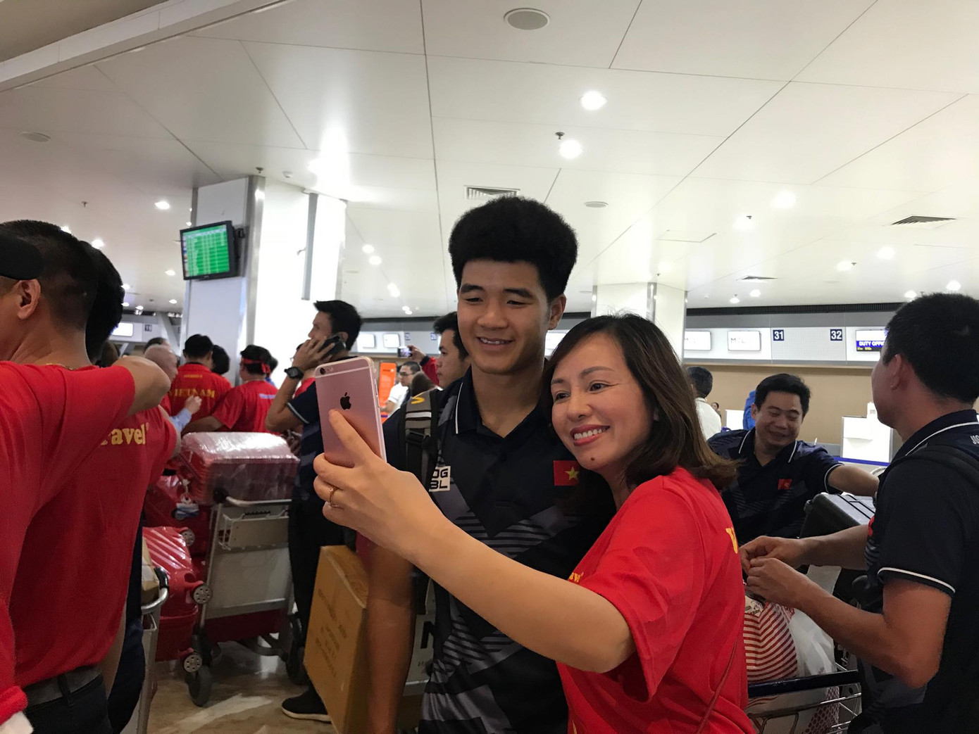 Các nhà vô địch SEA Games về đến Hà Nội ảnh 69