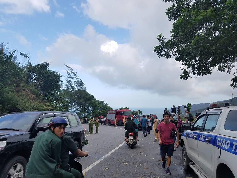 Xe chở hàng chục sinh viên rơi xuống vực sâu khi vượt đèo Hải Vân ảnh 15