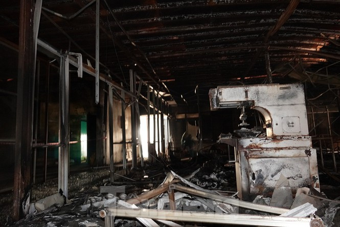 Nhà xưởng công ty Rạng Đông cháy do chập điện bóng đèn ảnh 8