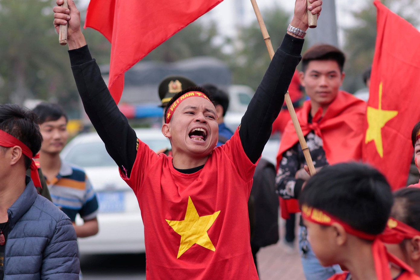 Đội tuyển Việt Nam về tới sân bay Nội Bài ảnh 35