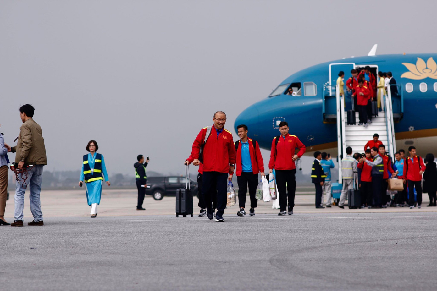 Đội tuyển Việt Nam về tới sân bay Nội Bài ảnh 18