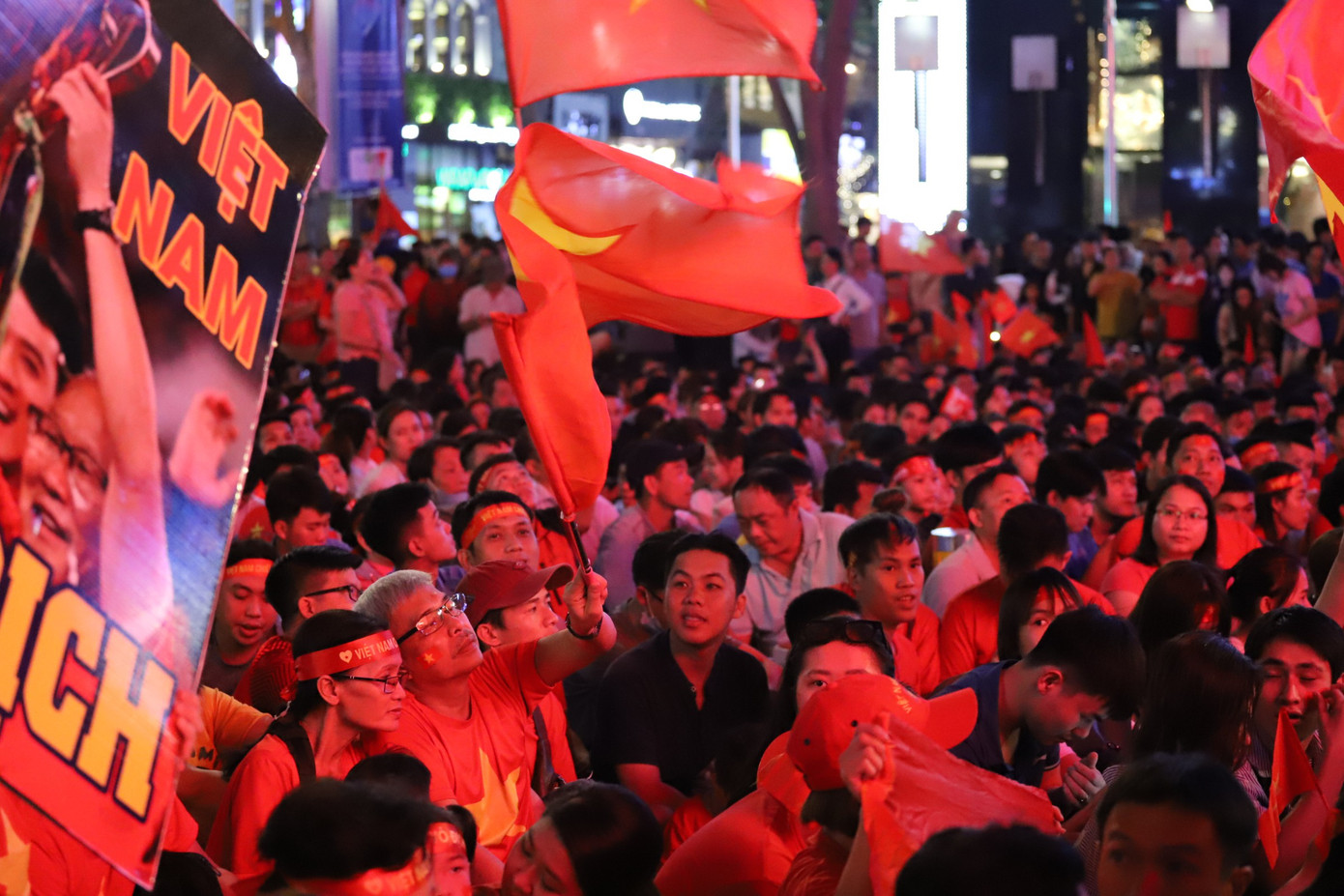 Triệu cổ động viên hò reo ăn mừng U22 Việt Nam vô địch SEA Games 30 ảnh 31
