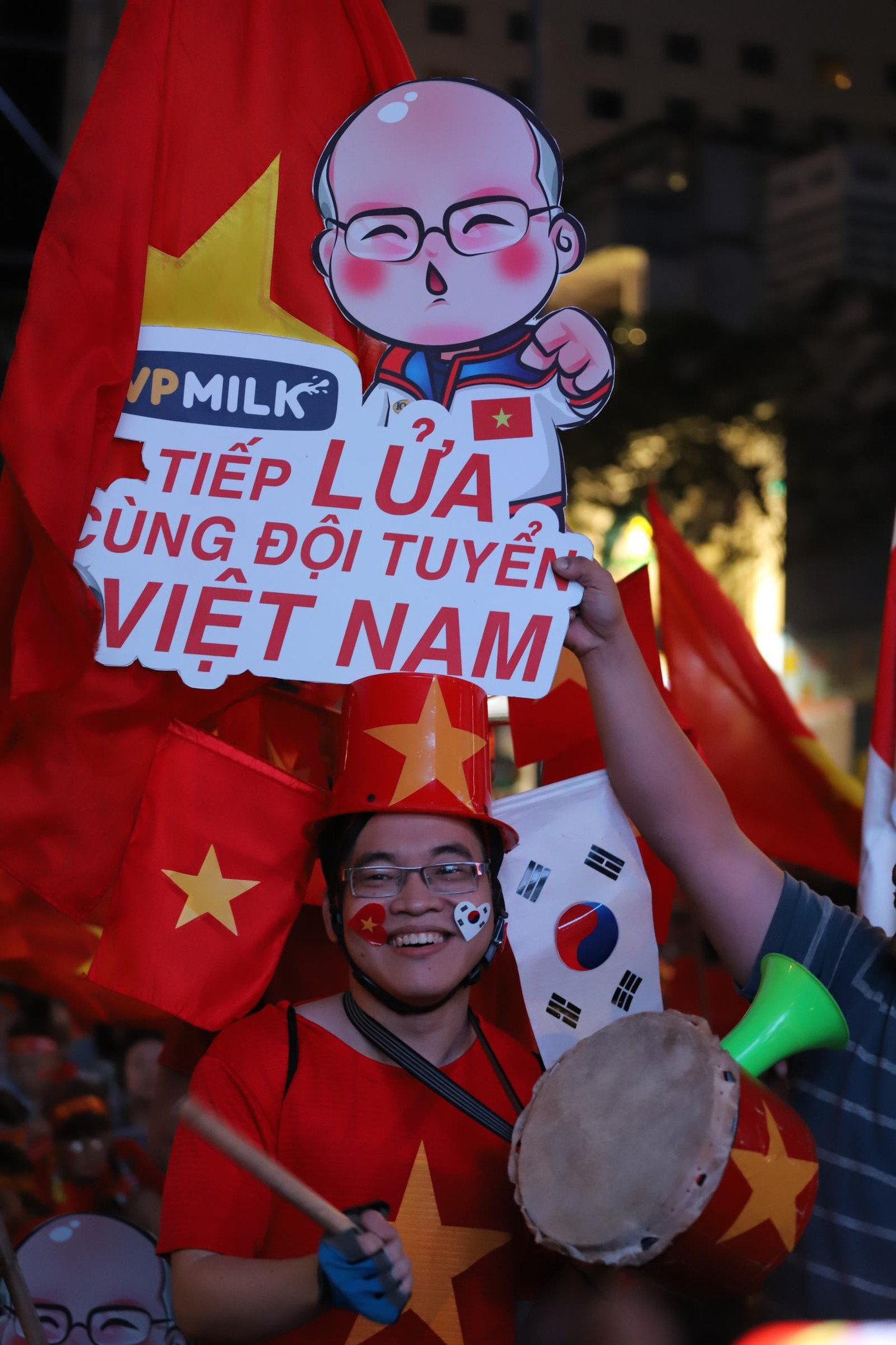 Triệu cổ động viên hò reo ăn mừng U22 Việt Nam vô địch SEA Games 30 ảnh 32