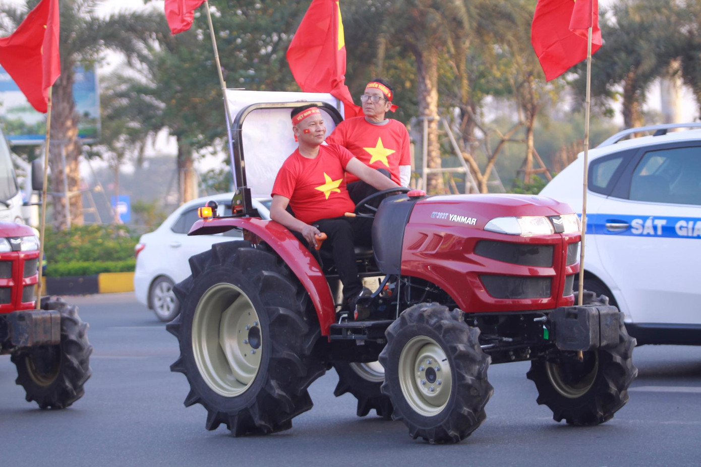 Các nhà vô địch SEA Games về đến Hà Nội ảnh 31