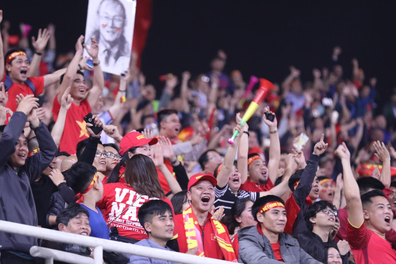 CĐV vỡ oà sau khi U23 Việt Nam đè bẹp Thái Lan, đoạt vé VCK U23 châu Á ảnh 35