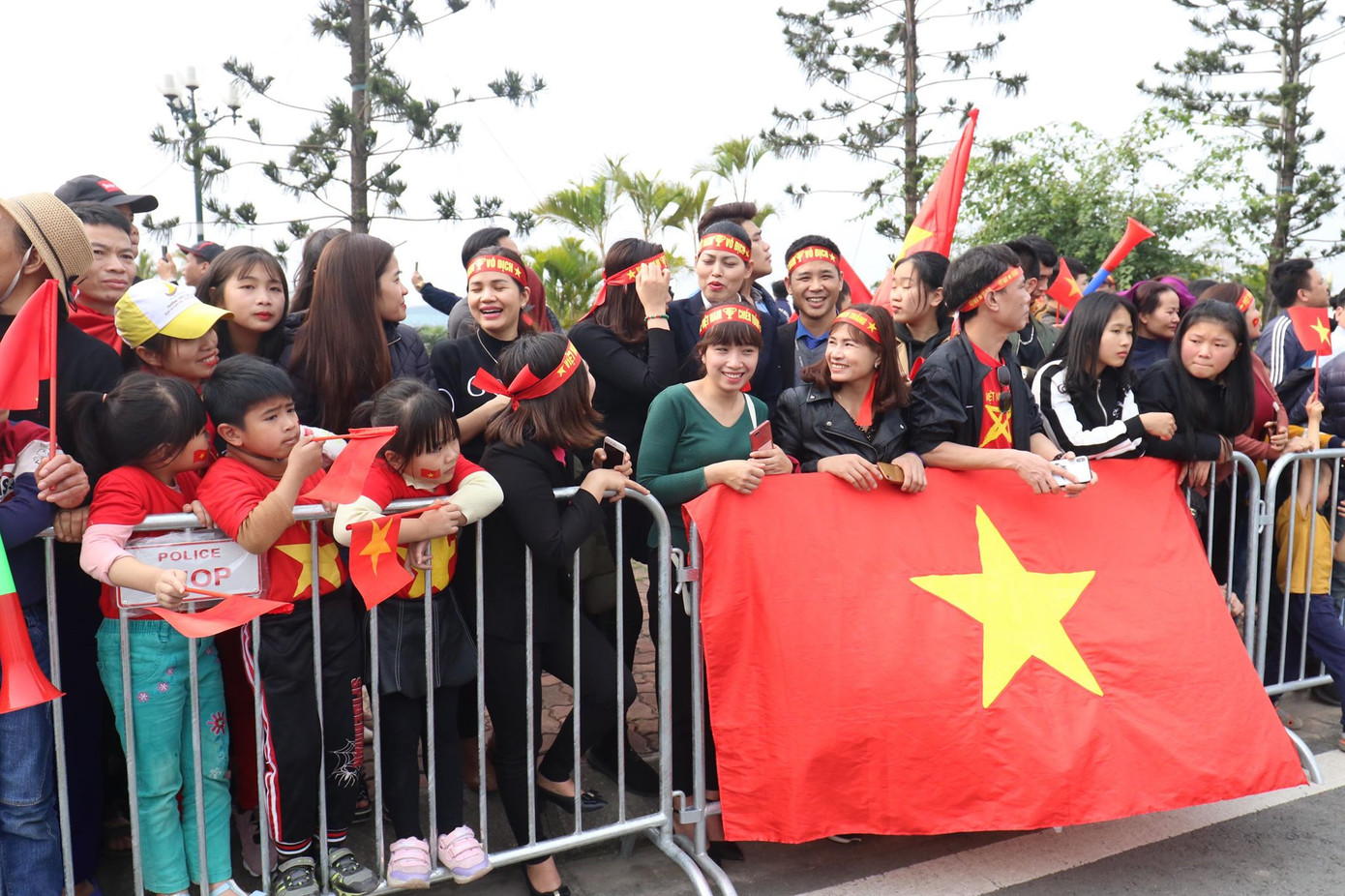 Đội tuyển Việt Nam về tới sân bay Nội Bài ảnh 13