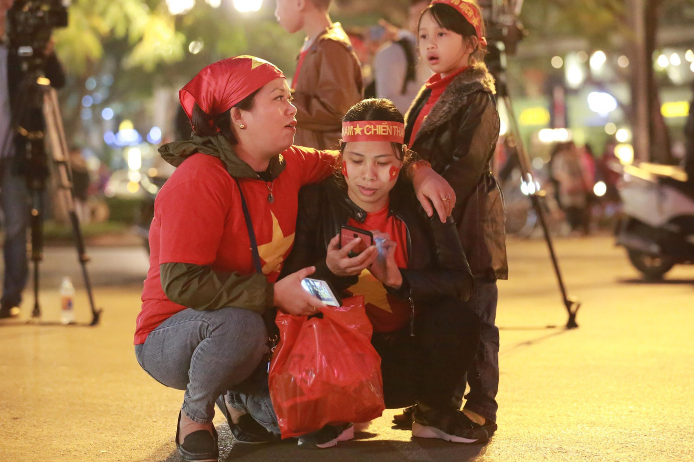 Triệu cổ động viên hò reo ăn mừng U22 Việt Nam vô địch SEA Games 30 ảnh 55