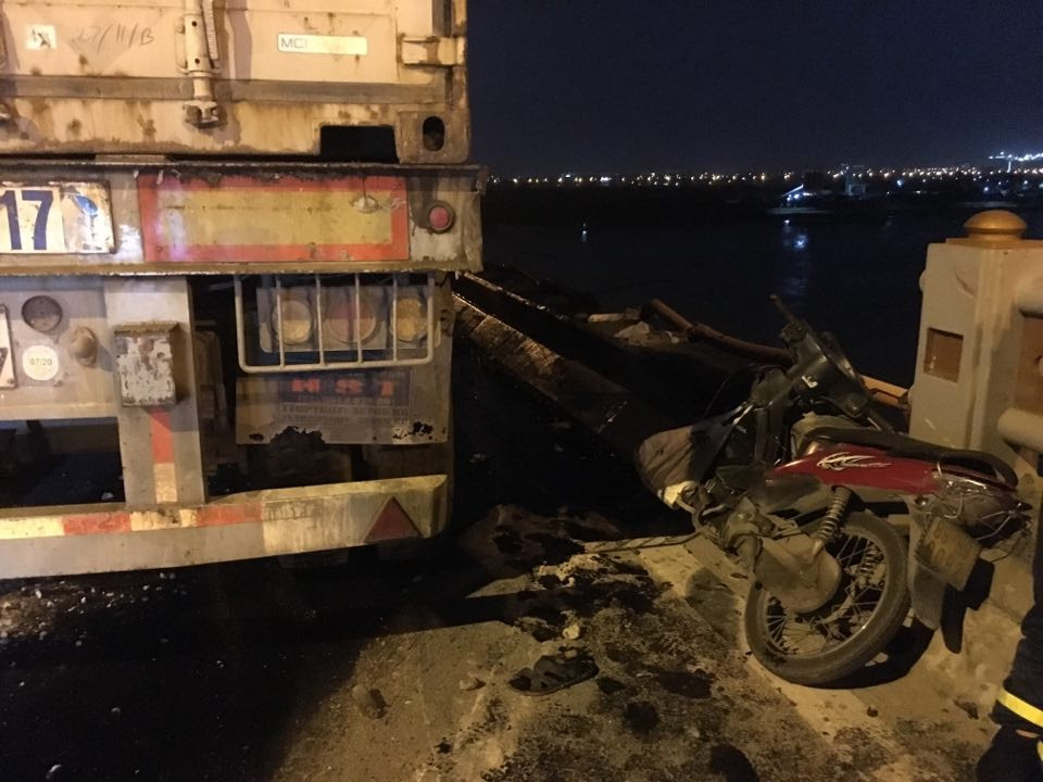 Hiện trường vụ xe container tông hàng loạt xe máy trên cầu Thanh Trì ảnh 5