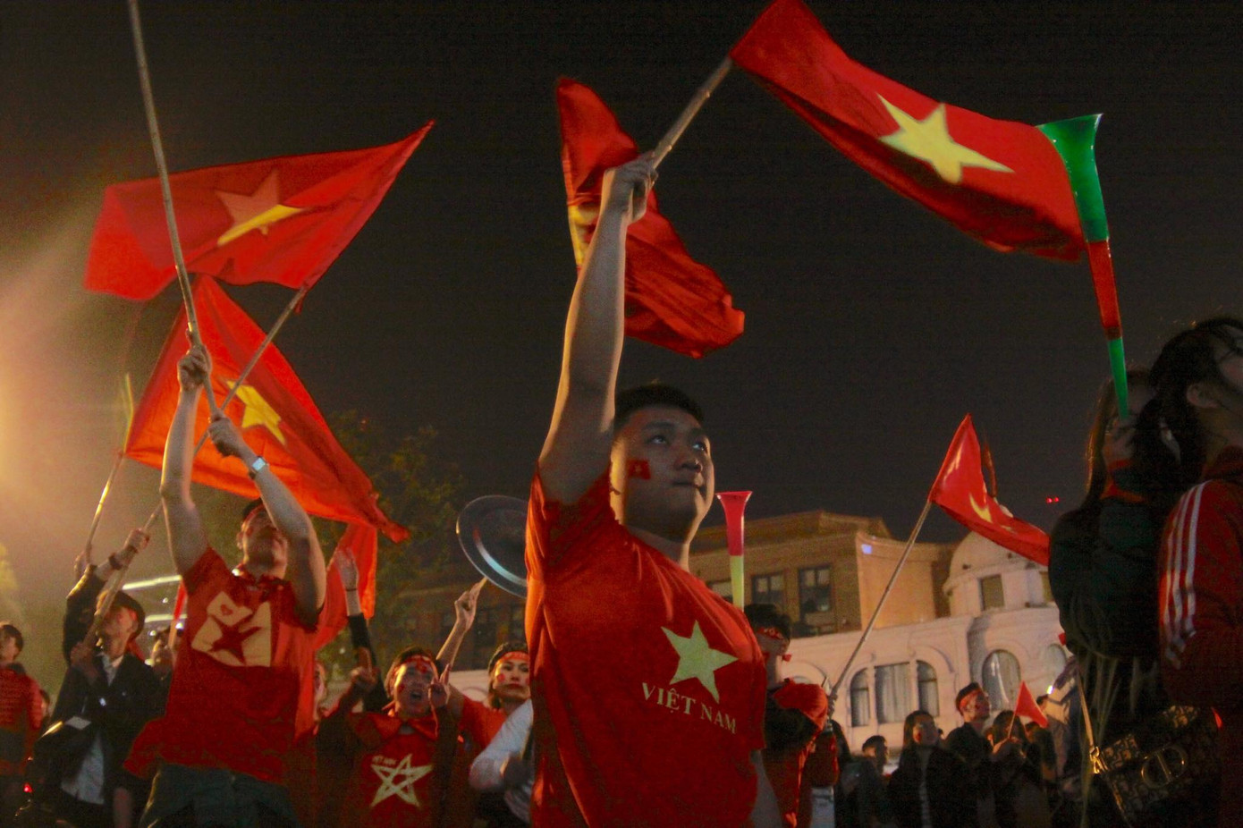Triệu người xuống đường, phố phường rợp cờ ăn mừng U22 Việt Nam vô địch ảnh 43