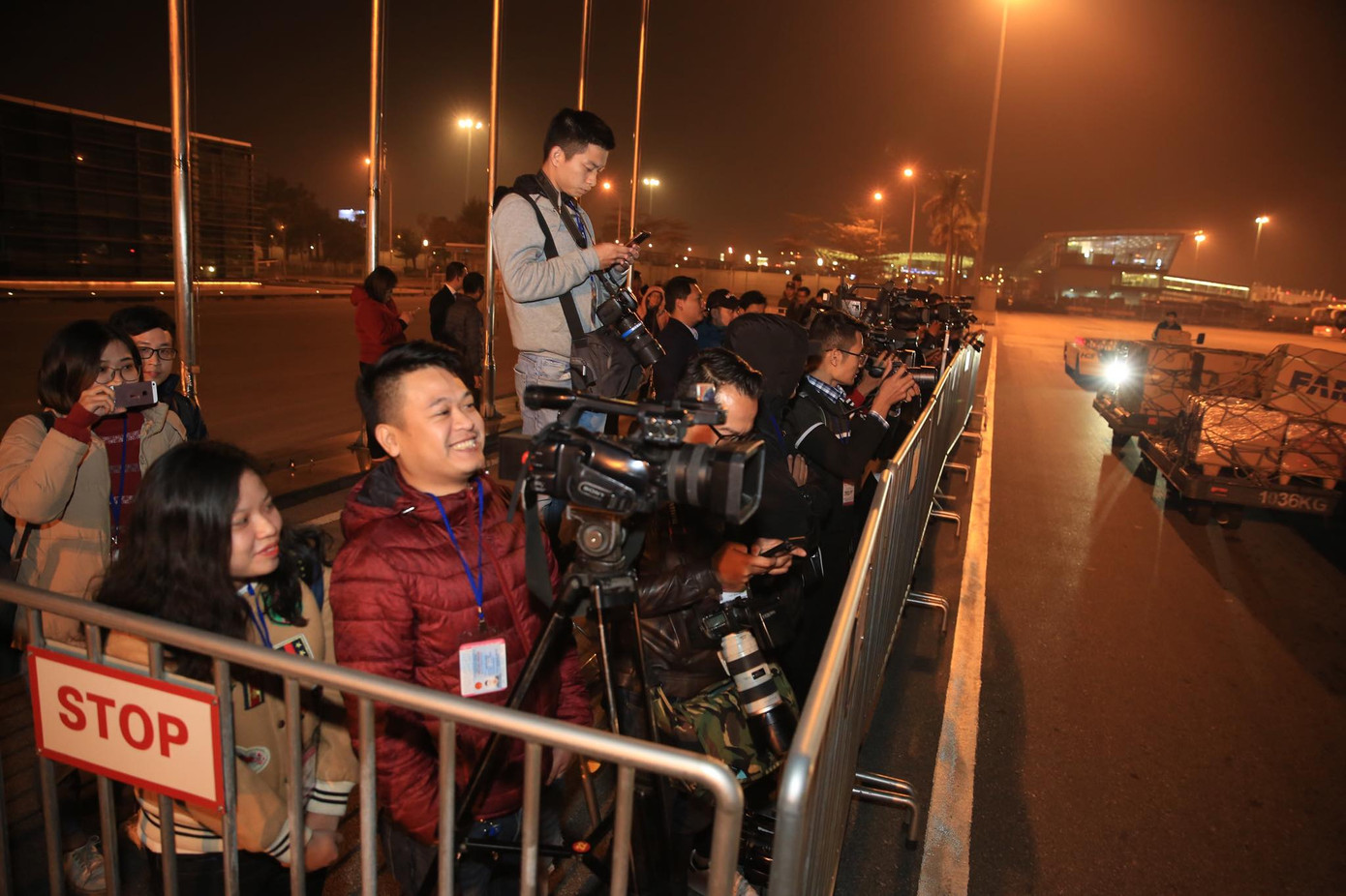 Các nhà vô địch SEA Games về đến Hà Nội ảnh 18