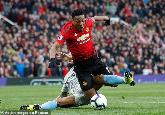 Pogba lập cú đúp phạt đền, M.U đánh bại West Ham ảnh 15