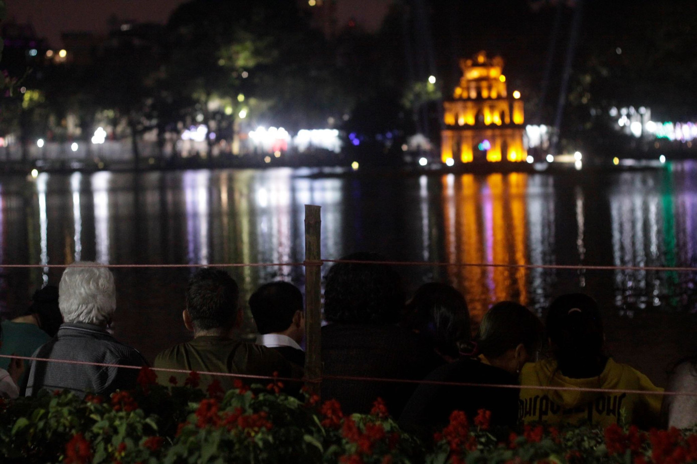 Pháo hoa rực sáng bầu trời chào đón năm mới Kỷ Hợi ảnh 28