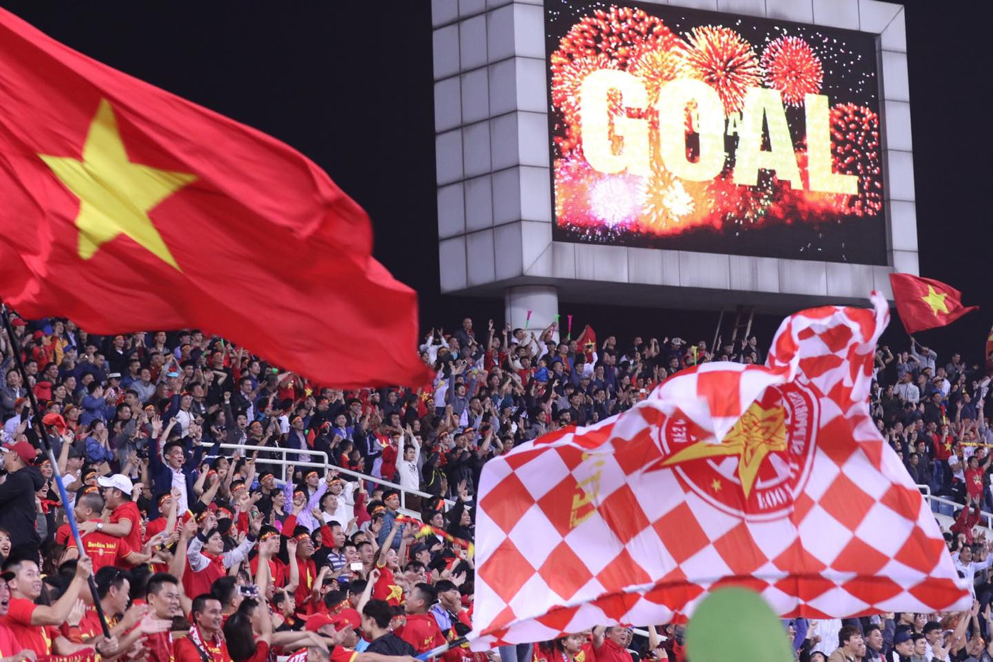 CĐV vỡ oà sau khi U23 Việt Nam đè bẹp Thái Lan, đoạt vé VCK U23 châu Á ảnh 34